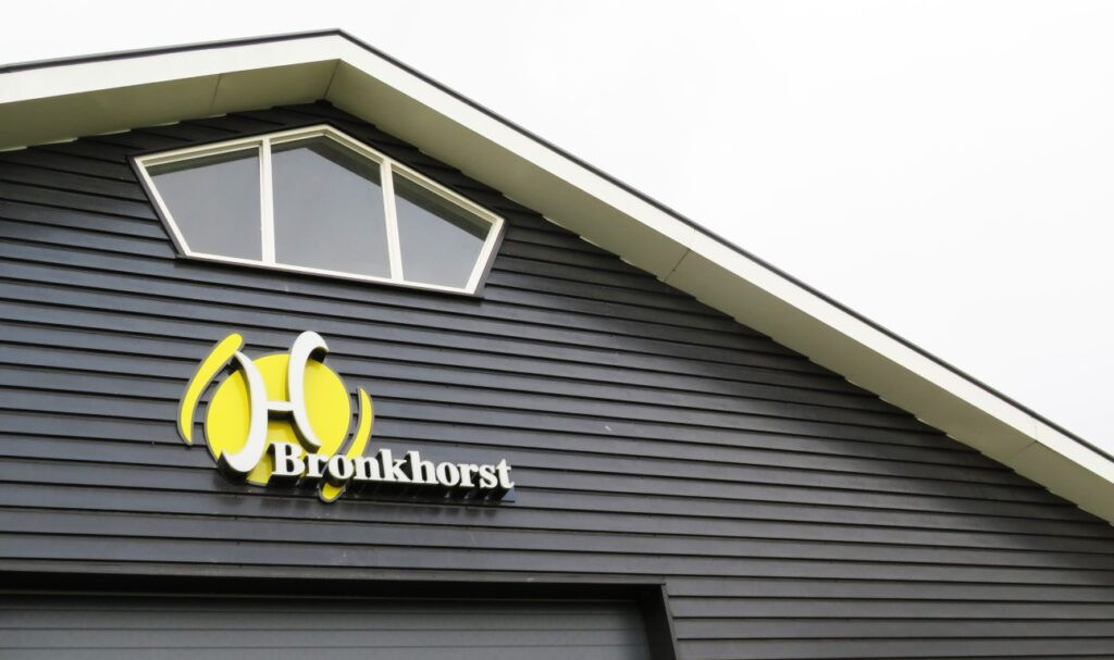 logo-bedrijfspand-3-Bronkhorst-agrosystemen-staldeuren-schuifdeuren-agrarisch