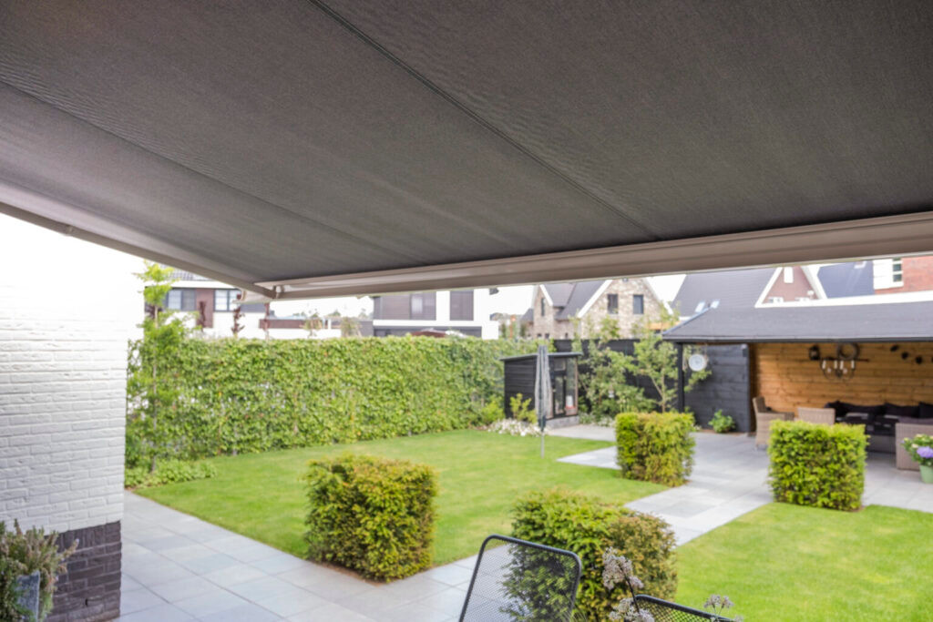 Knikarmscherm-zonwering-SunCircle-2-1536x1024