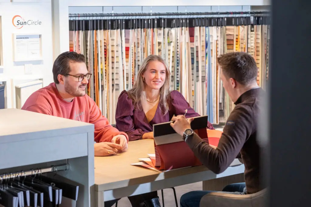Impressie van een adviesgesprek over het kiezen van zonwering.