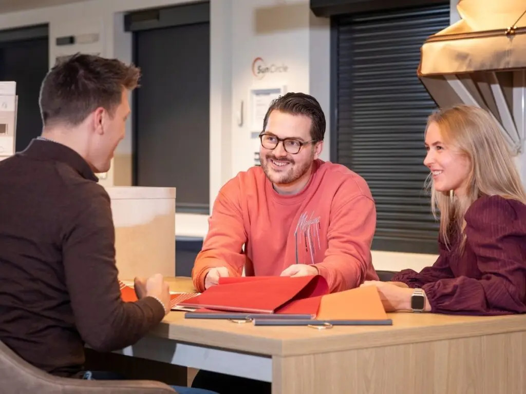 Impressie van een adviesgesprek over het kiezen van zonwering.