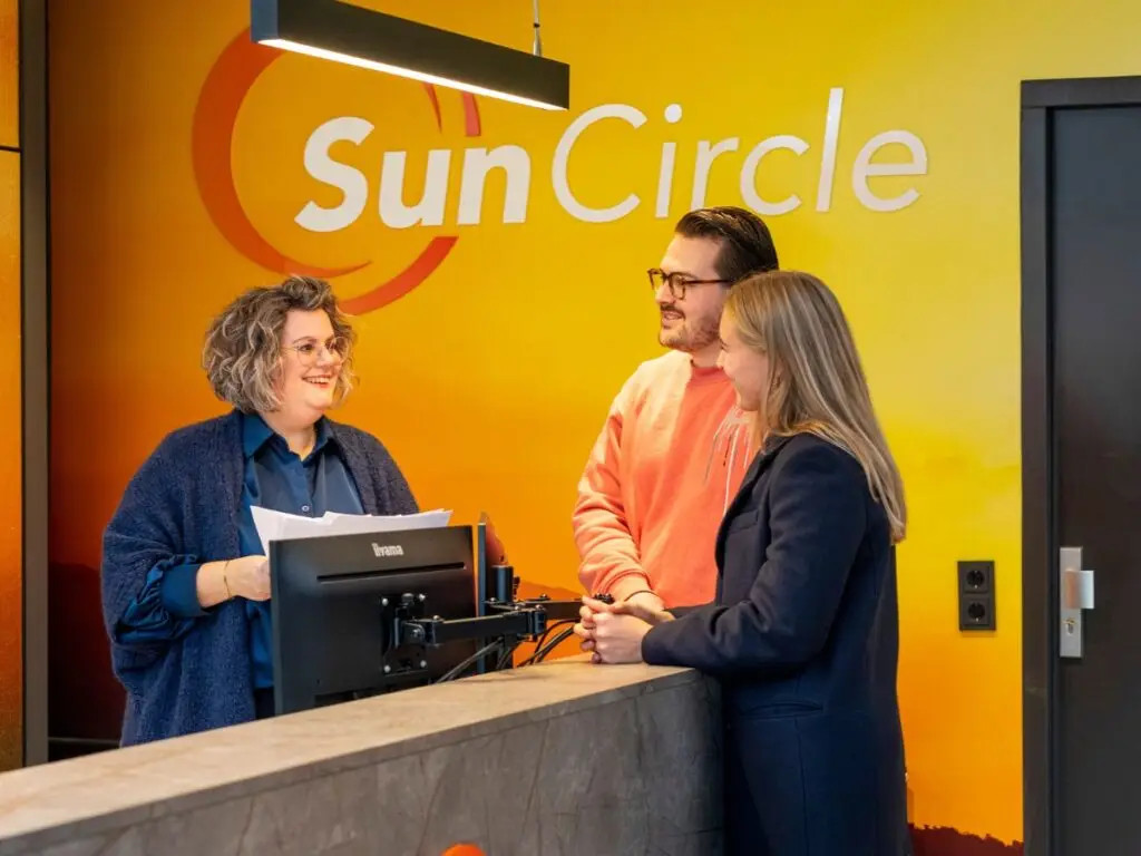 Binnenkomst bij een verkooppunt van zonwering, zoals rolluiken, screens en knikarmschermen.