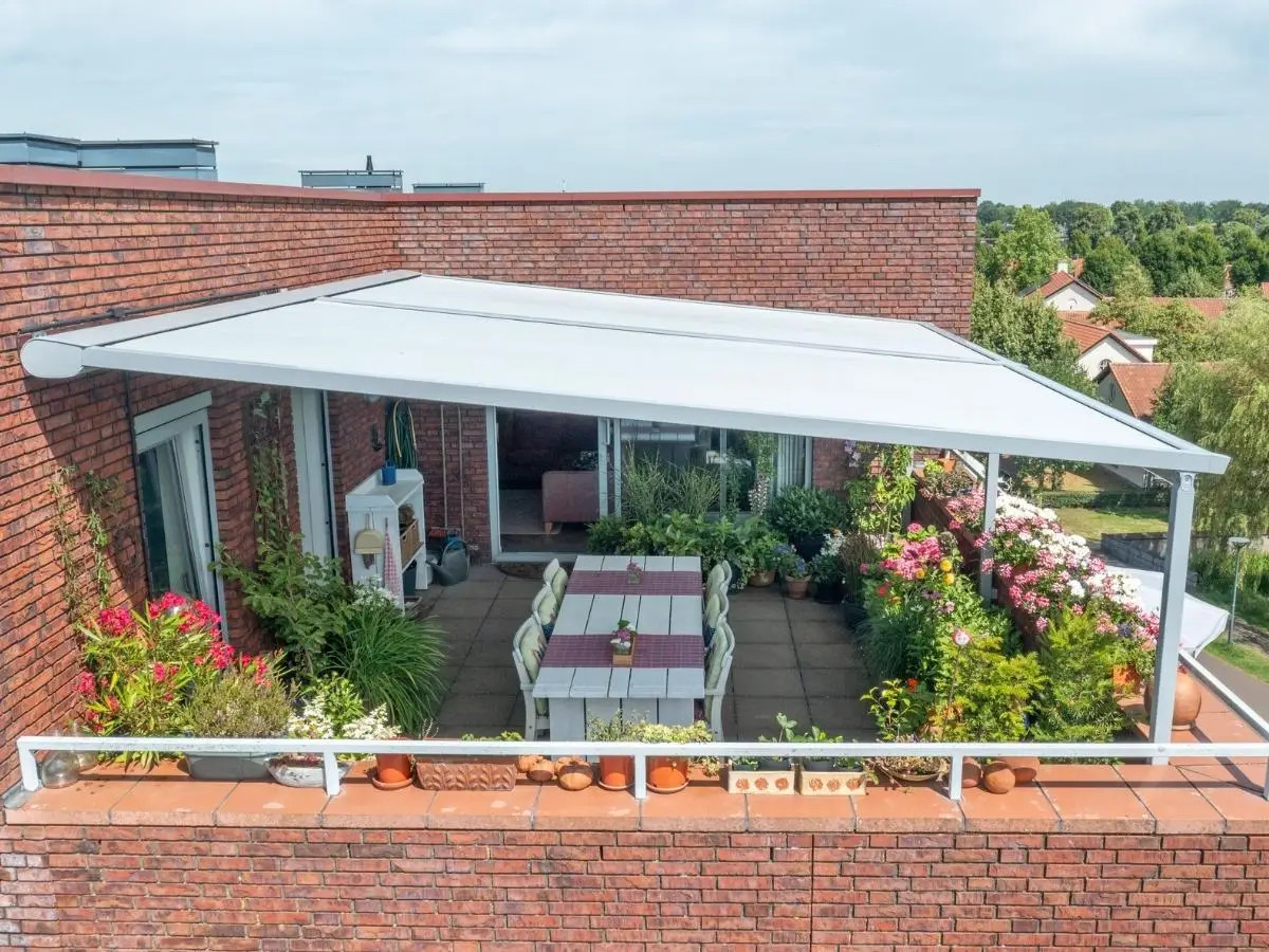 Impressie van een dakterras met een pergola zonwering.